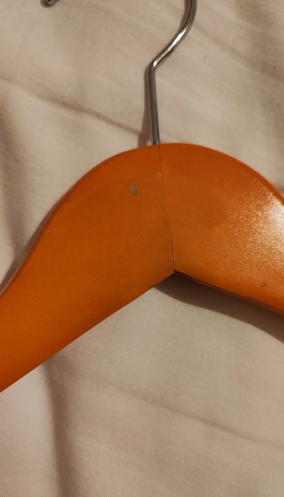 Conjunto de 12 cabides / cruzetas de madeira cor de laranja