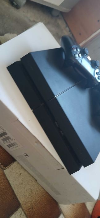Playstation 4 com dois comandos novos e fios originais