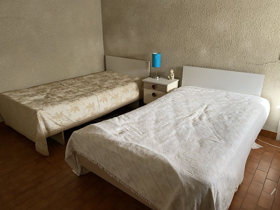 Conjunto Camas, mesa de cabeceira, escrevaninha, candeeiro