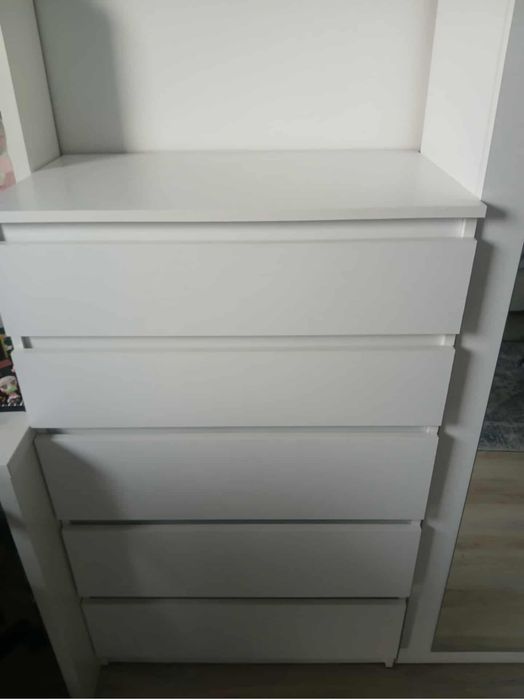 Komoda biała.