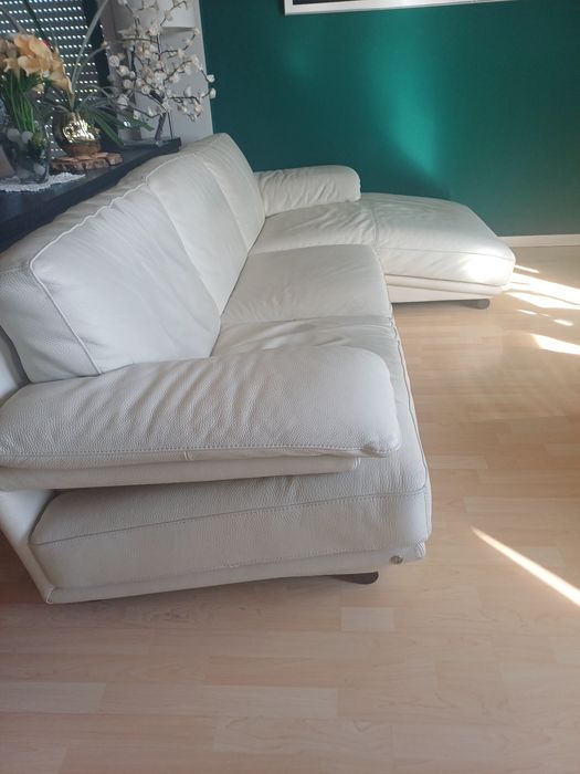 Sofa em pele branca  com ligeiras marcas de uso   3 lugares e chaiselo