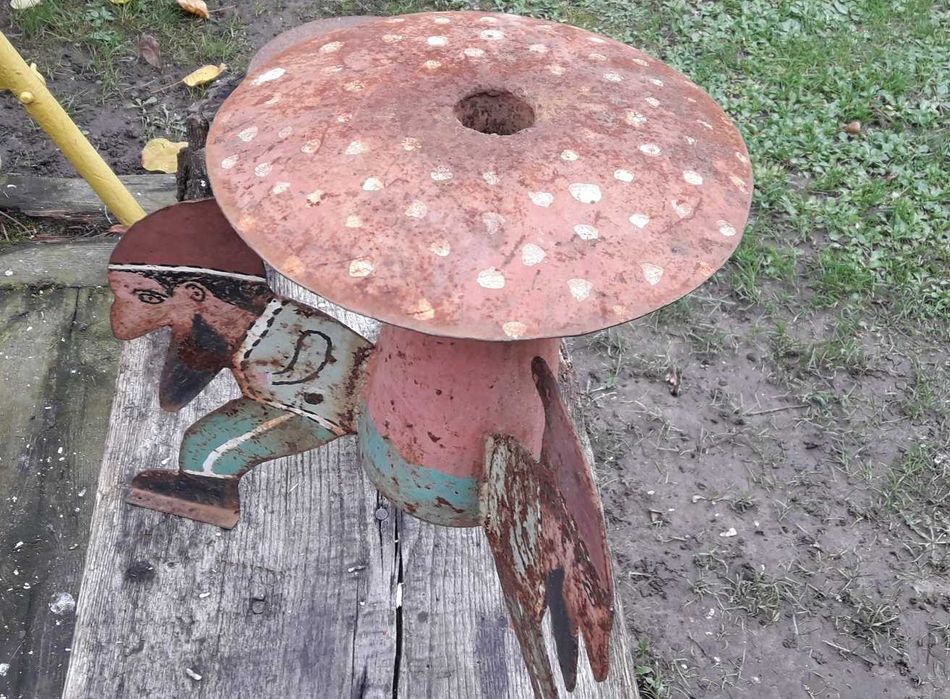 Stary stojak pod choinkę z okresu PRL Krasnale i grzybek