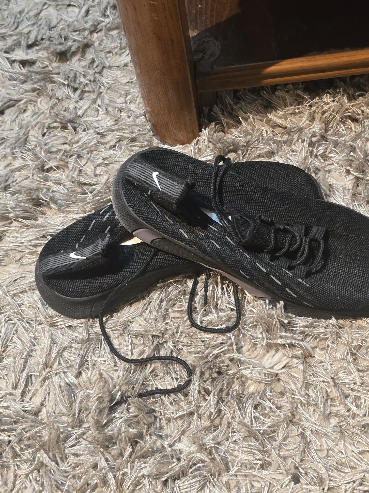 Tenis e botas usados