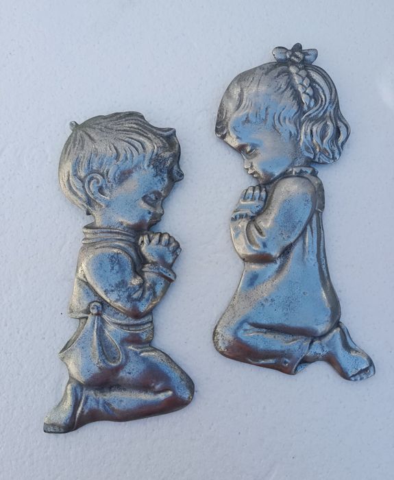 Peça decorativa de menina e menino em estanho