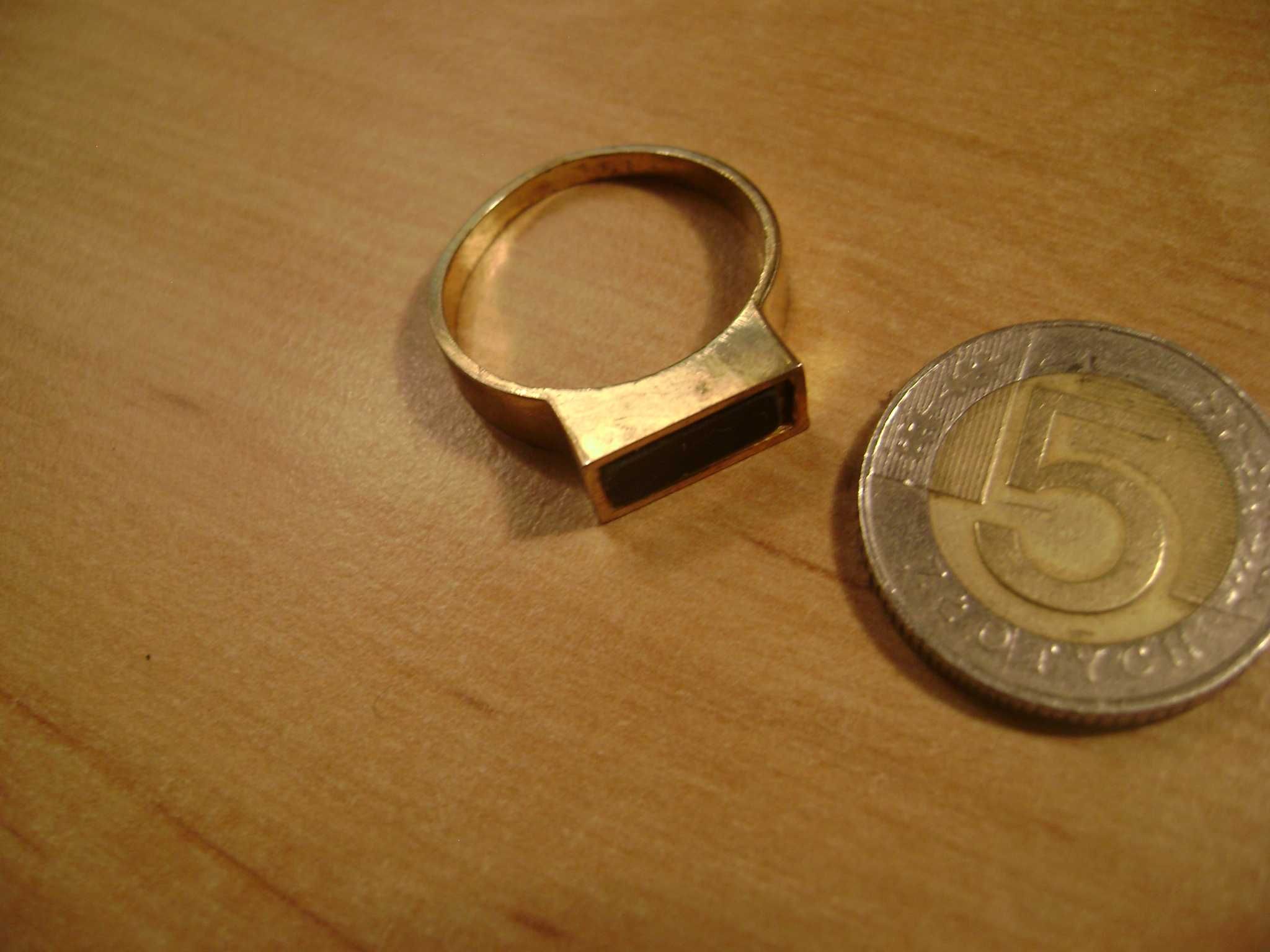 Starocie z PRL - Biżuteria = Sygnet metalowy z czarnym oczkiem 21mm