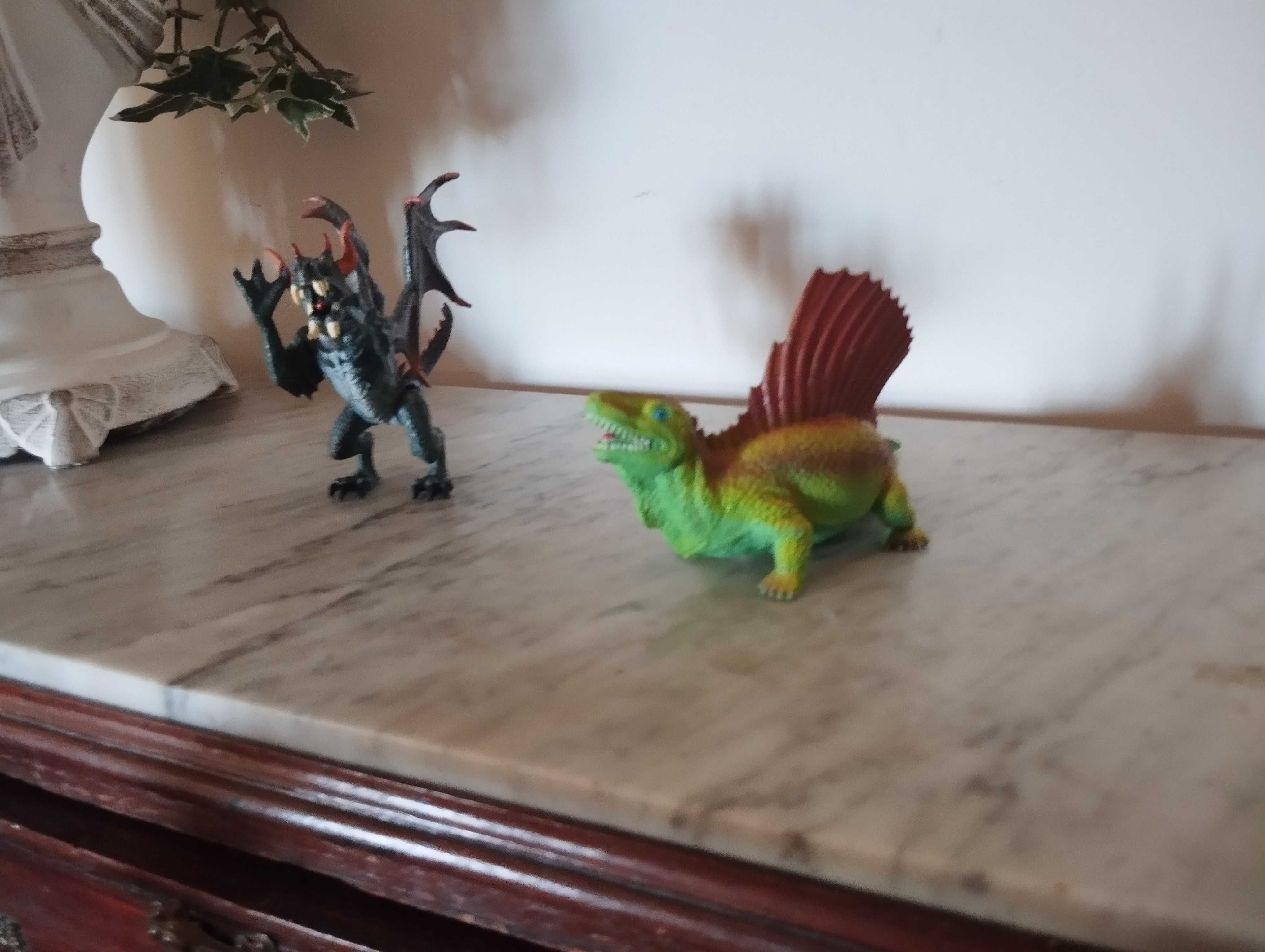 Dinossauros de brinquedo.