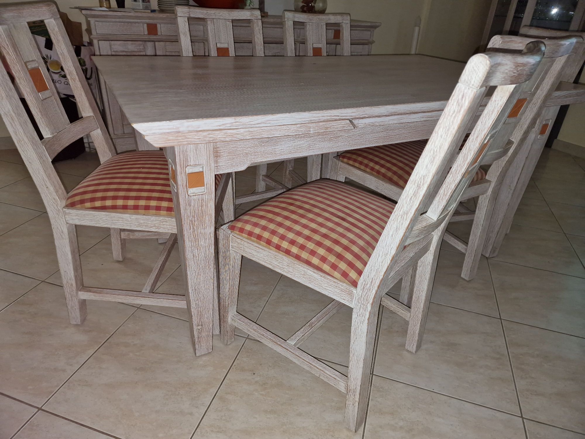Mesa com seis cadeiras