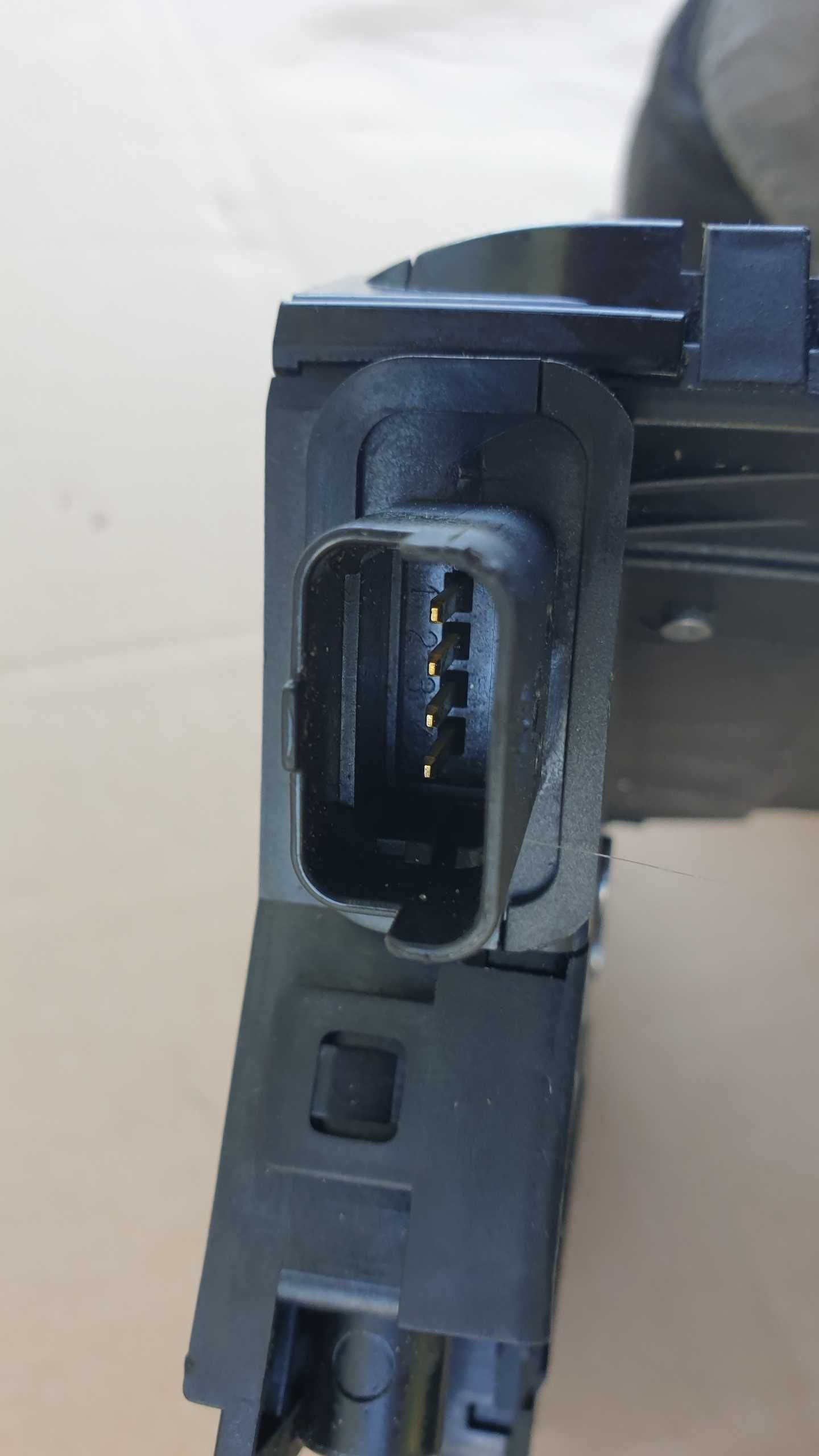 RENAULT Clio IV 4 prawy przedni zamek drzwi 4 pin