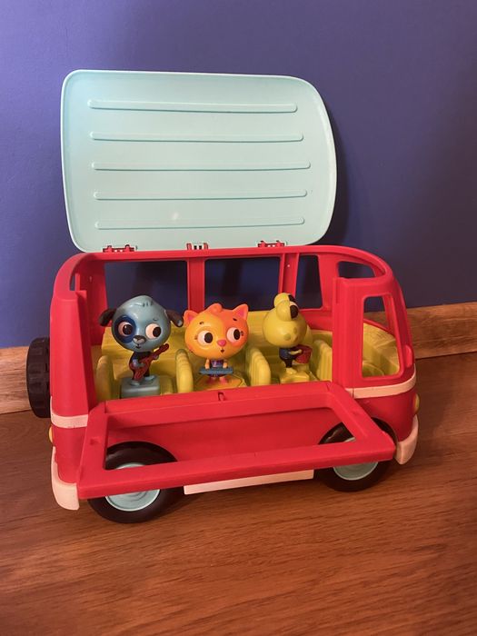 Muzyczny autobus z wesołymi pasażerami