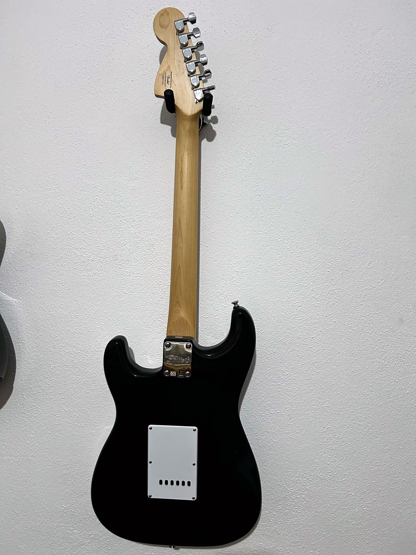 guitarra eléctrica Fender Squier Stratocaster + amplificador Marshall