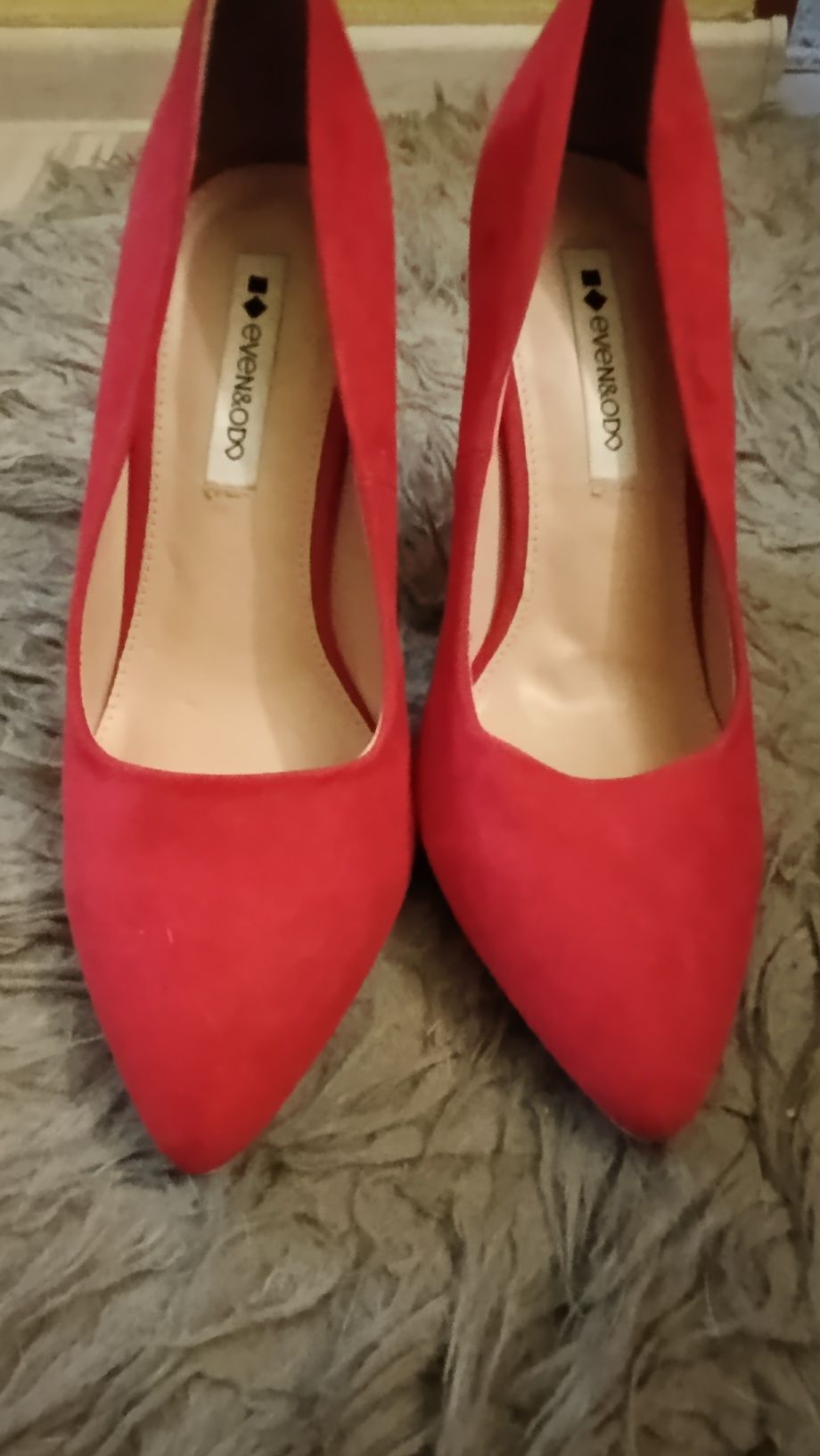 Czerwone buty na koturnie