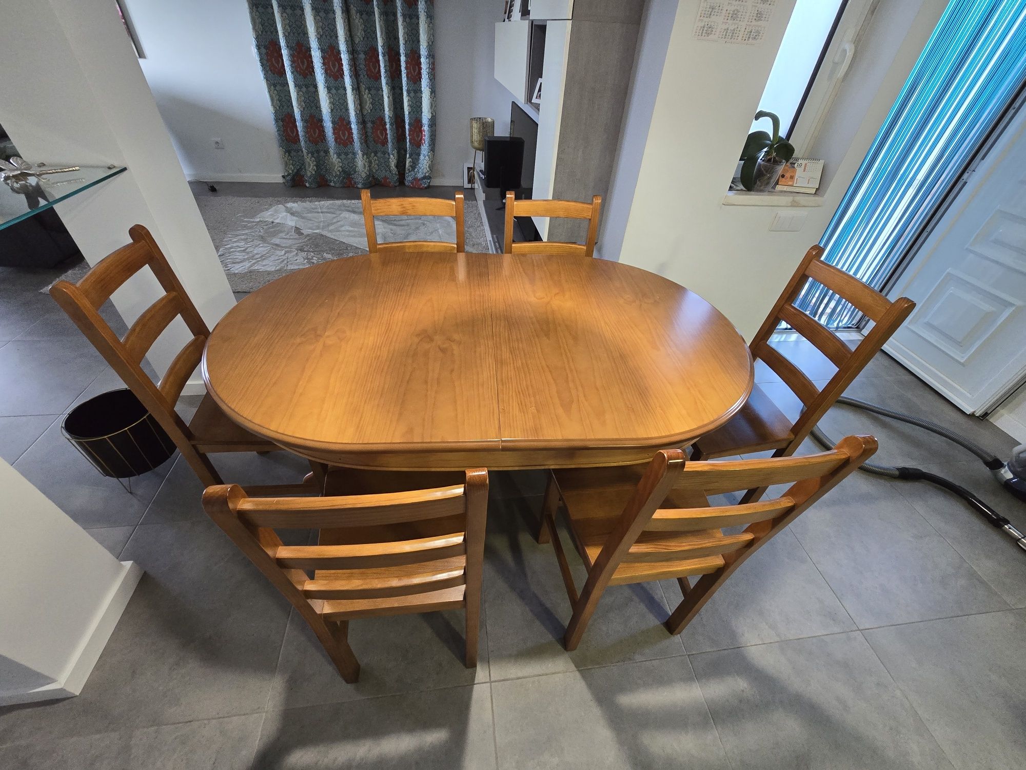 Vendo Mesa com 6 cadeiras