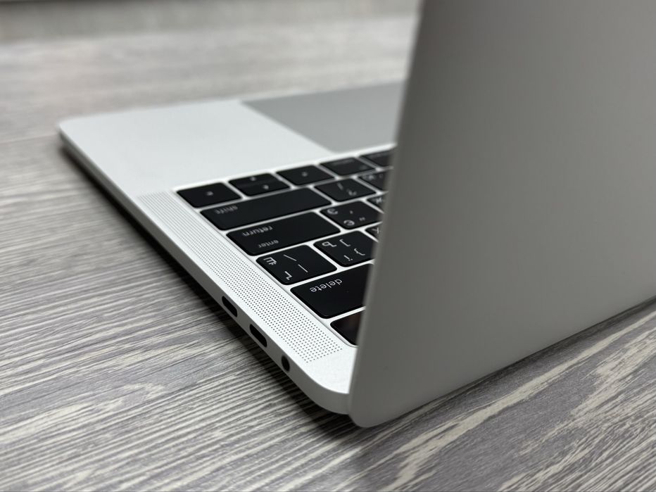 MacBook Pro  13 / i5 / RAM 8 / SSD 512 GB / Silver / Retina 2016