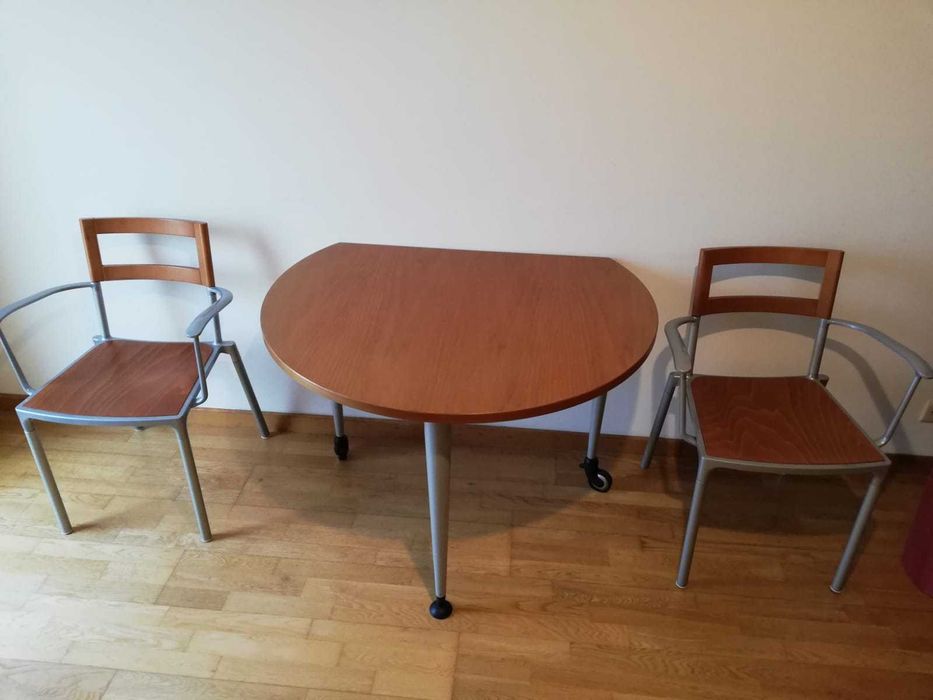 Mesa em madeira  com  3 cadeiras