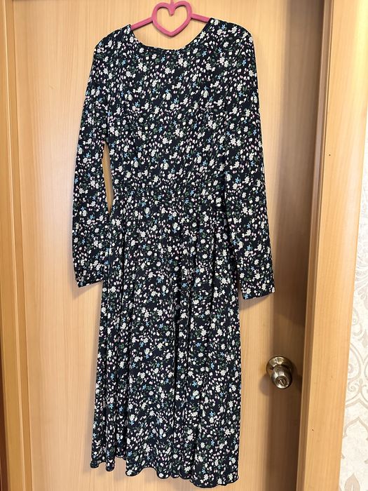 Плаття з довгим рукавом синього кольору в дрібну квіточку у тон