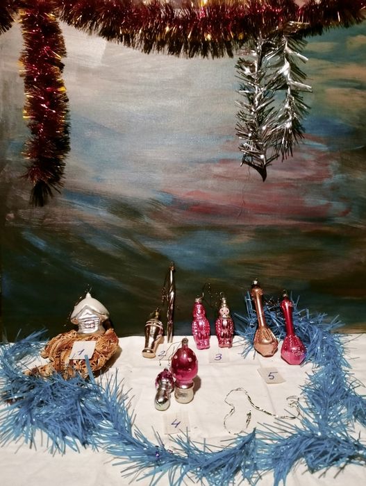 Новорічні іграшки на ялинку, фігурки.