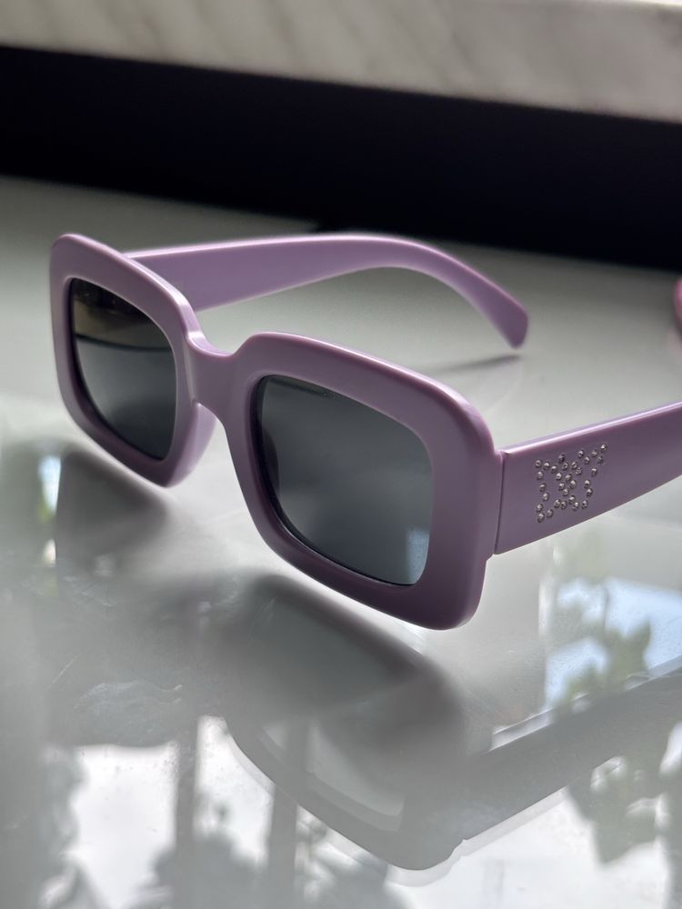 nowe lilijowe fioletowe modne okulary z błyszczącymi motylkami po boku