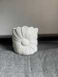 Doniczka osłonka ceramiczna biała kwiat Stokrotka Pepco 14,5cm