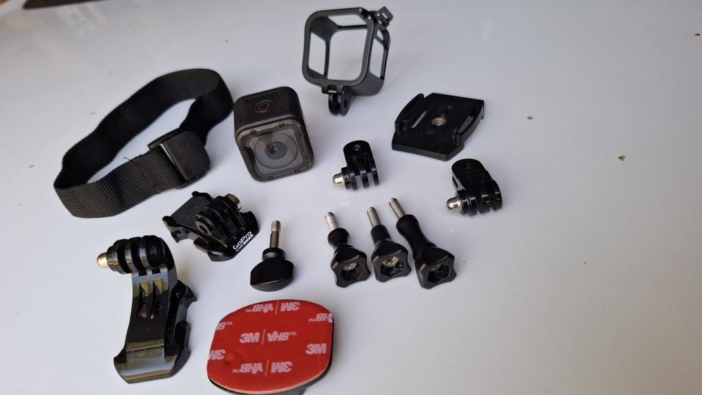 GoPro Hero 4 Session + zestaw z kartą na 32GB
OPIS
HERO Session to p