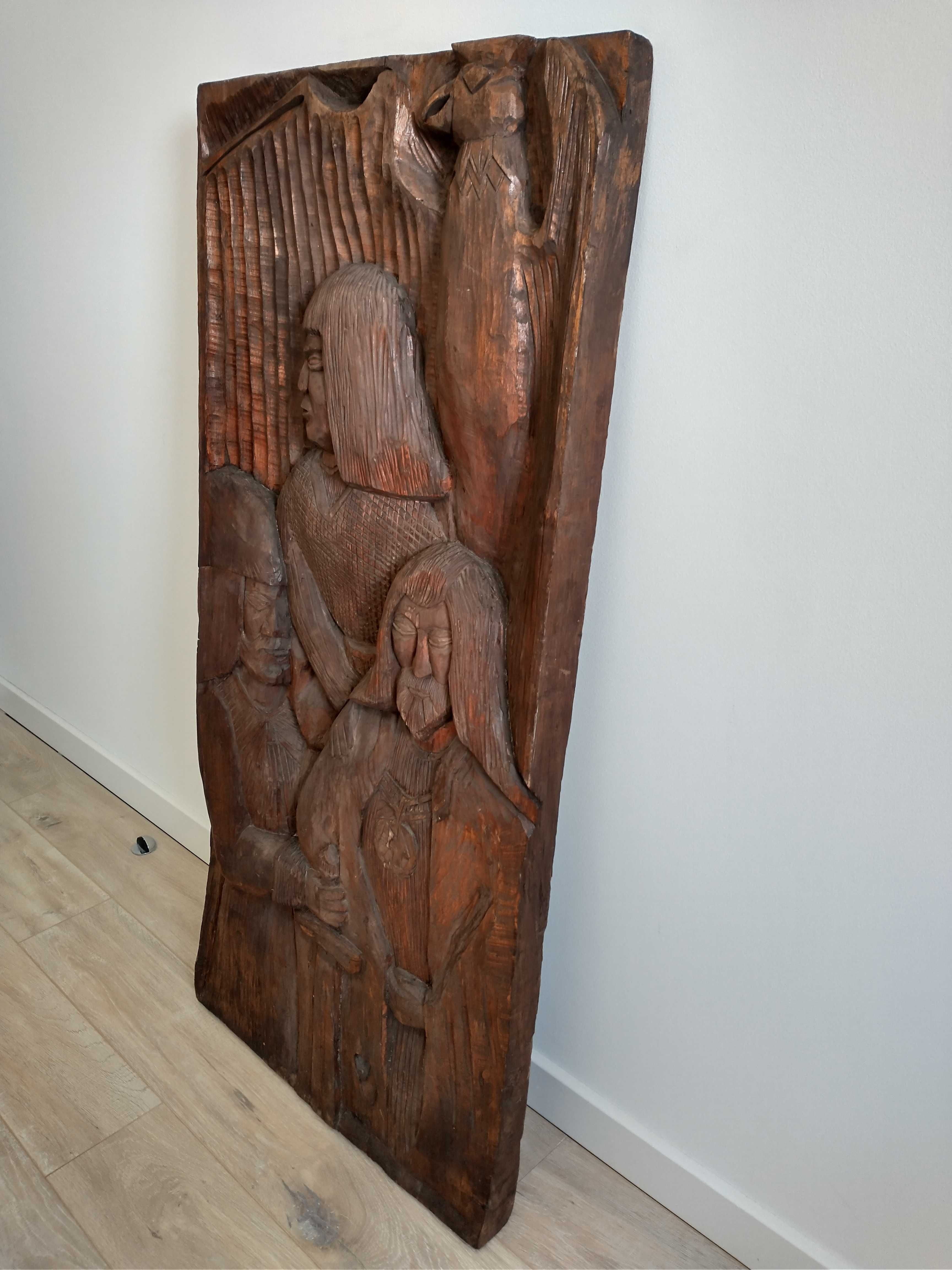 Rzeźba z drewna na ścianę