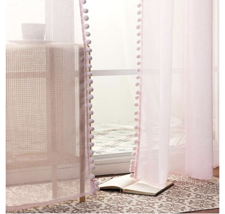 zestaw 2 zasłon z oczkami, przezroczyste z pomponami, na przelotkach