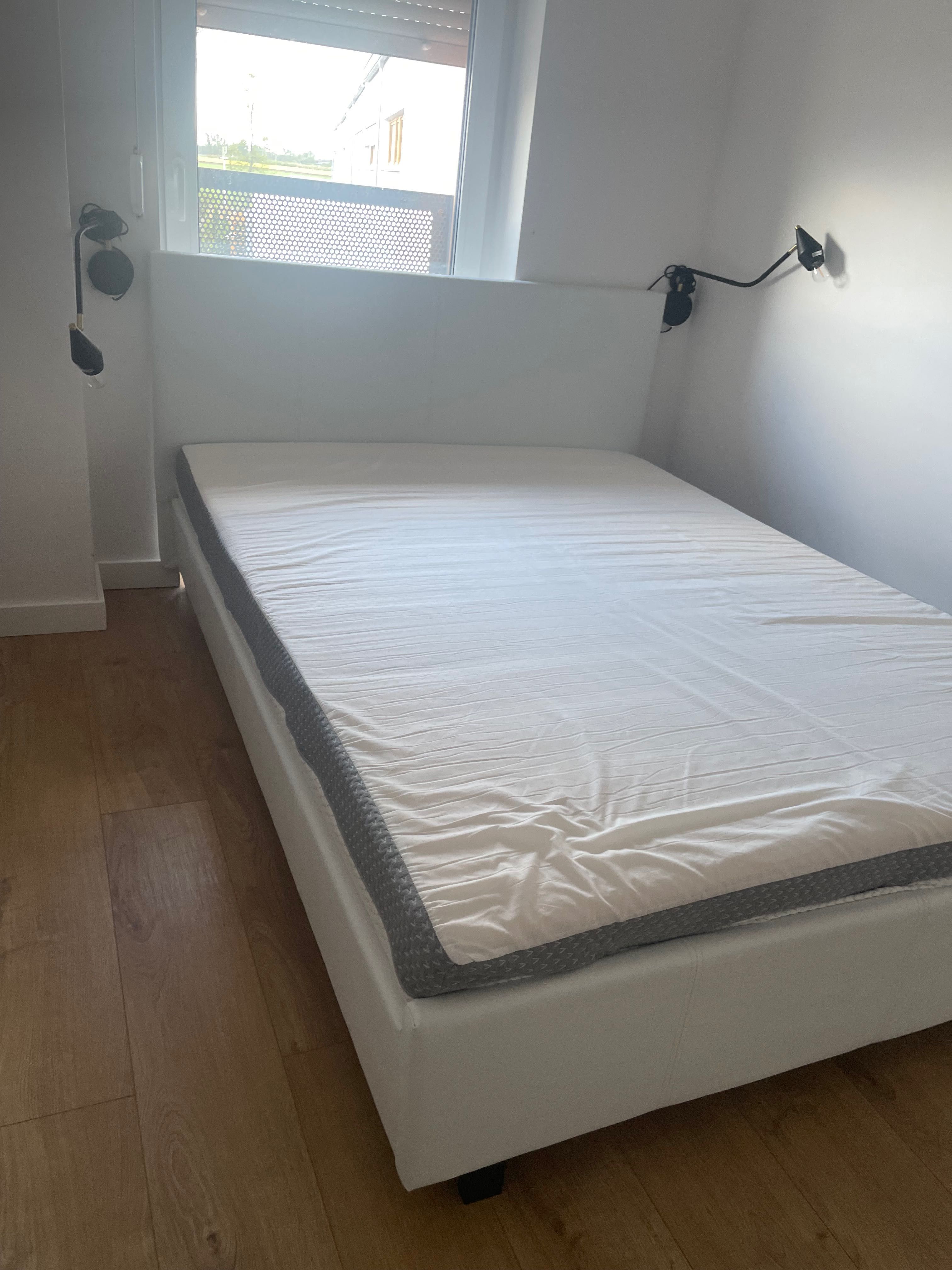Łóżko białe z materacem