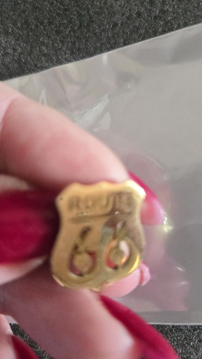 Przypinka Route 66 zlota.