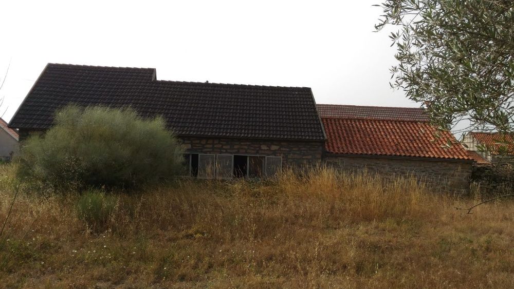 Vende-se esta casa com terreno na zona de Penedono