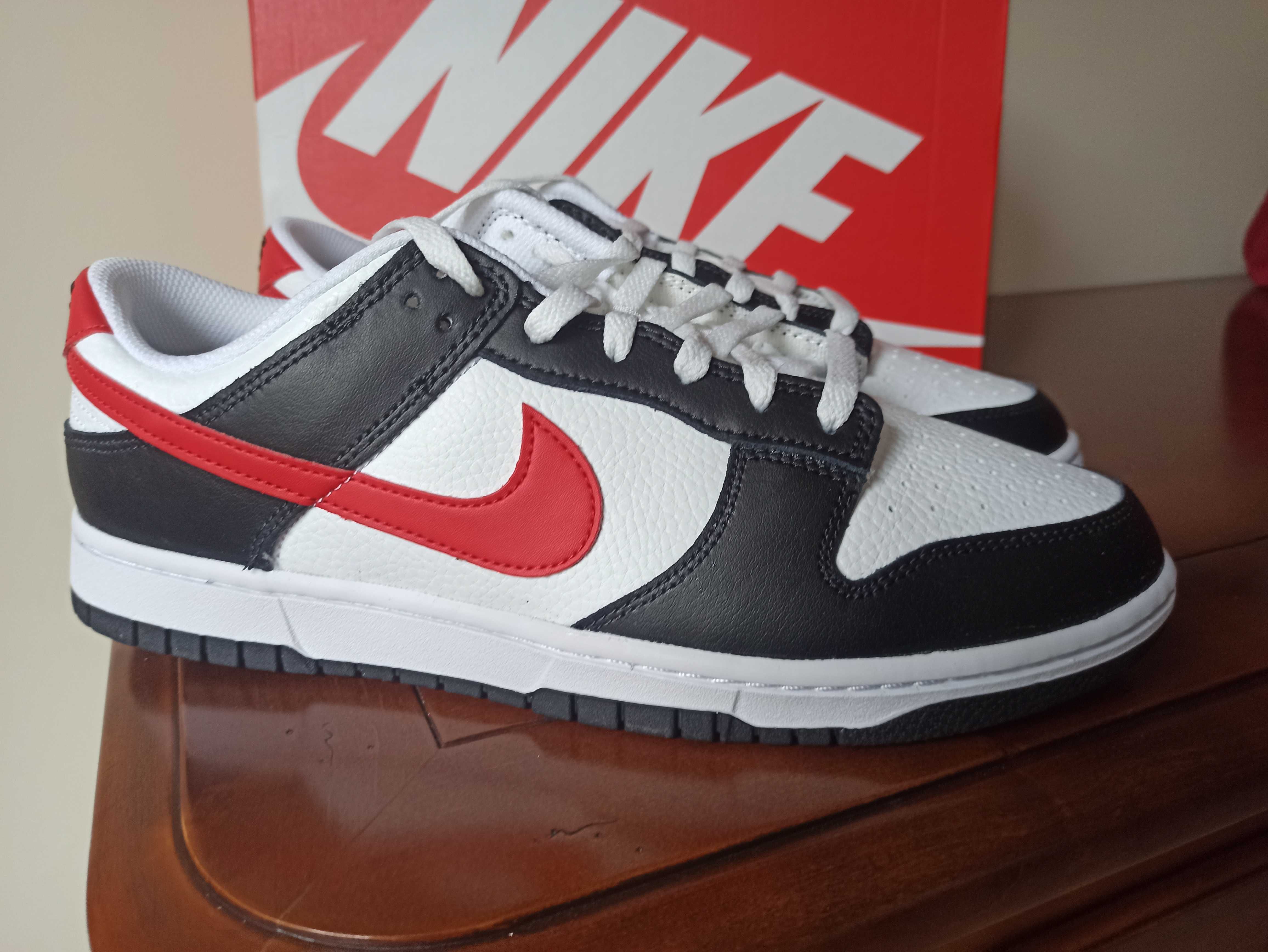(r. Eur 45 - 29 cm) Nike Dunk Low Retro Red Swoosh Panda FB3354,-001