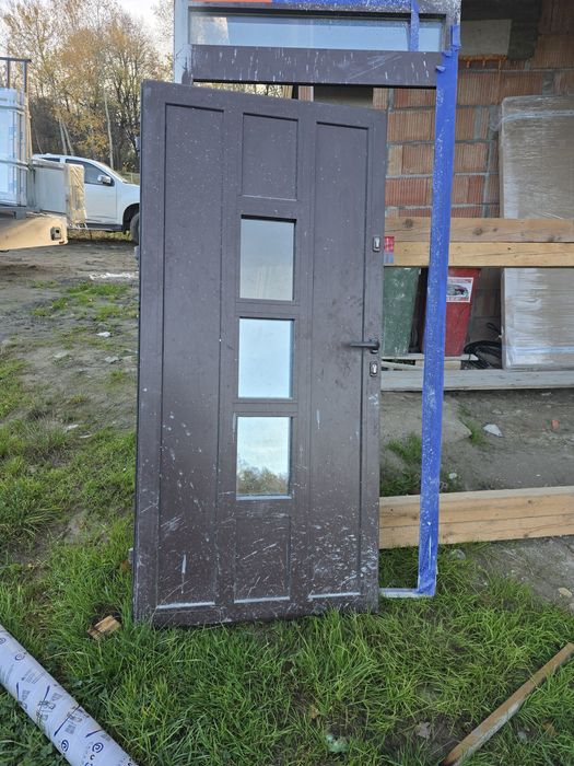 Oddam za darmo drzwi wejściowe na budowe