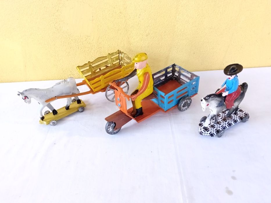 Brinquedos em plástico e chapa