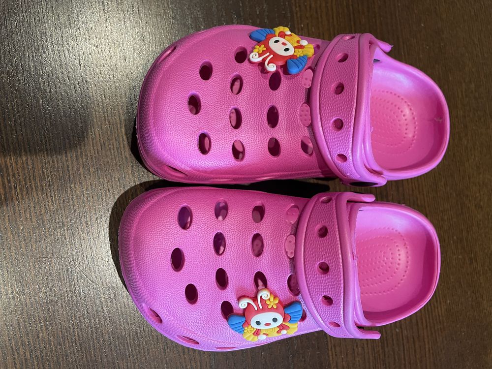Várias sandálias tipo Crocs
