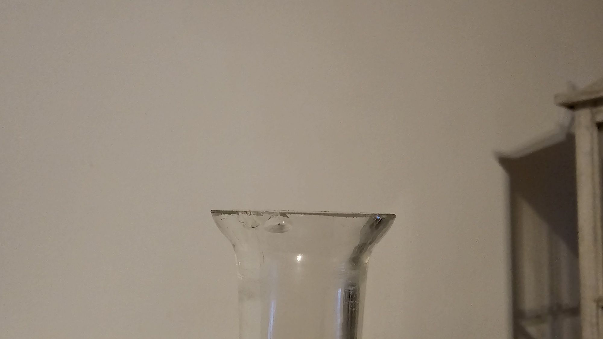 Karafka ze szkła białego 0,5 l. Uszczerbek na szyjce.