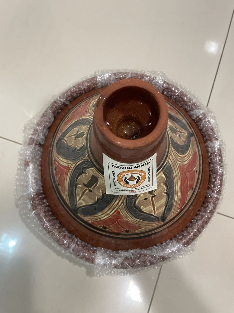 Tagine em barro e pintada a mão