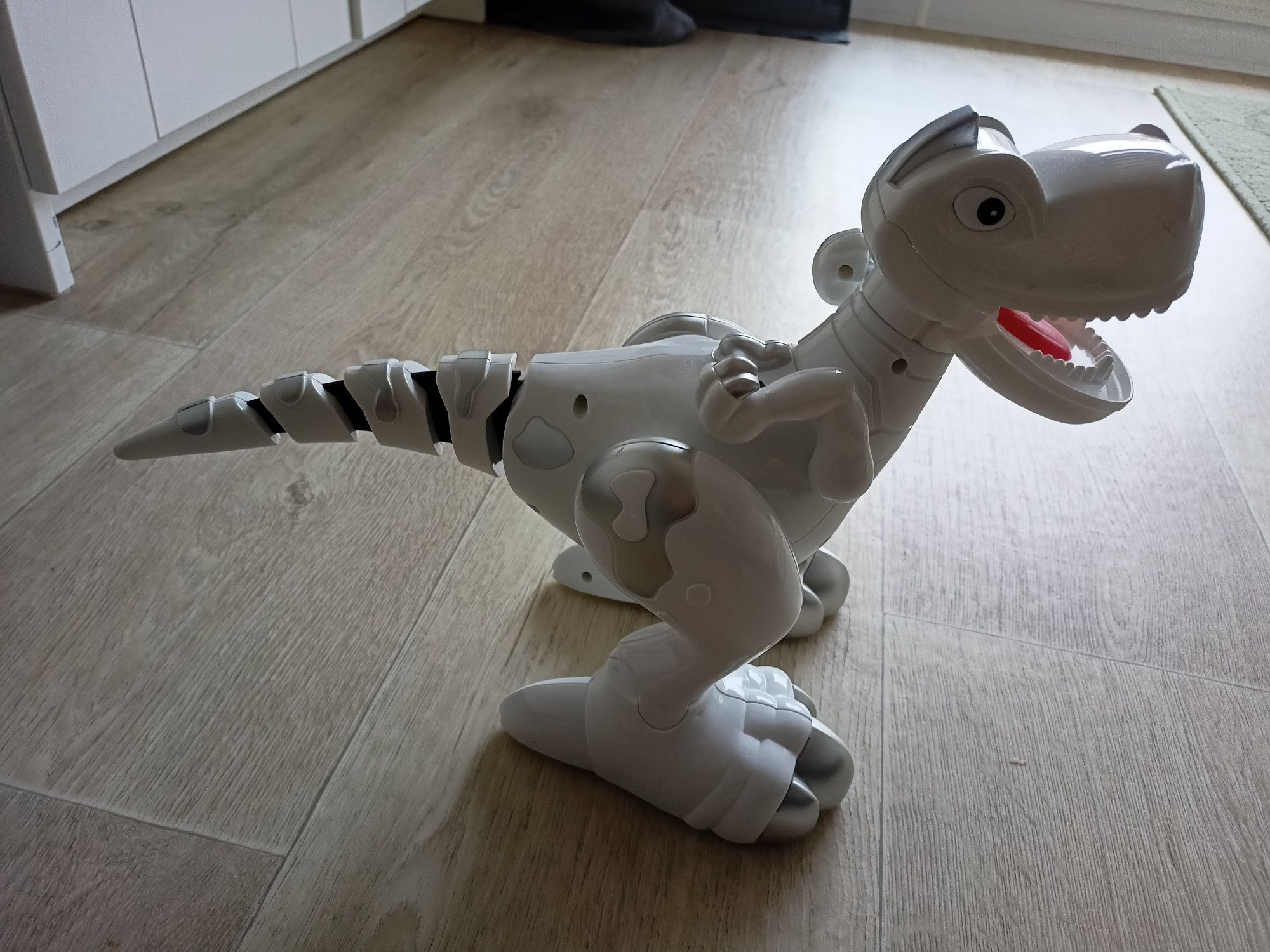 Dinozaur gra i jeździ