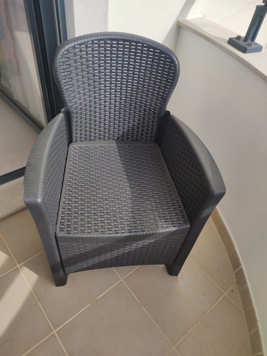 Duas Poltronas or cadeiras exterior com mesa