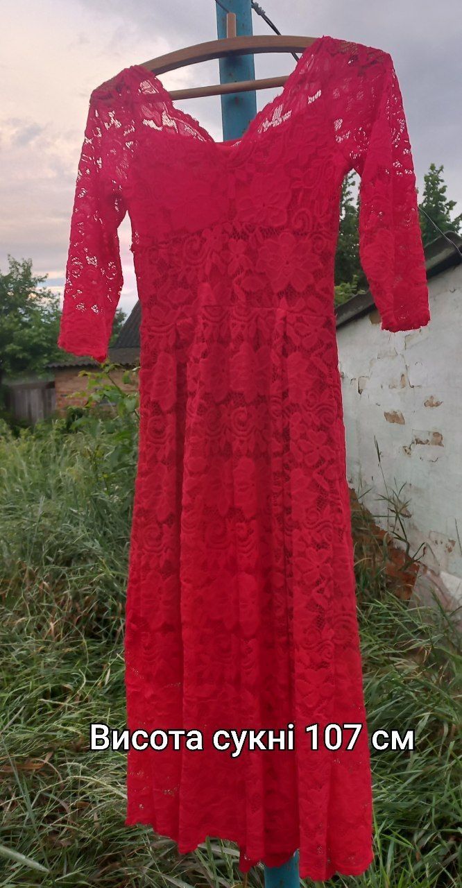 Червона святкова сукня