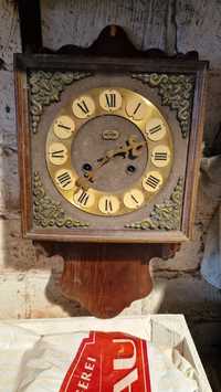 Stary wiszący drewniany zegar