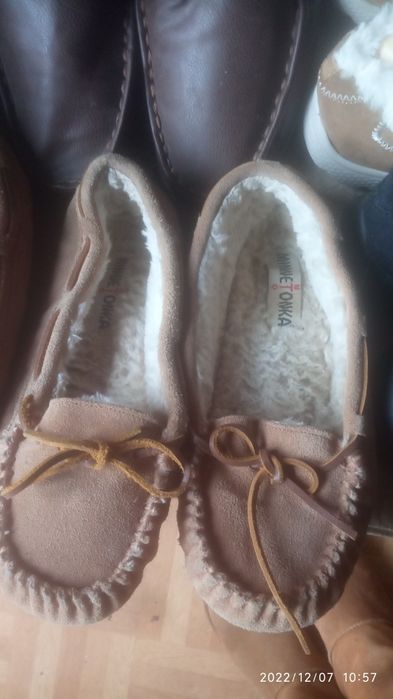 Продам тапки натуральный замш,в середине мех полностью.