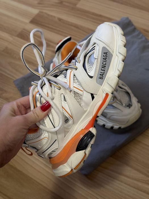 Balenciaga track orang
