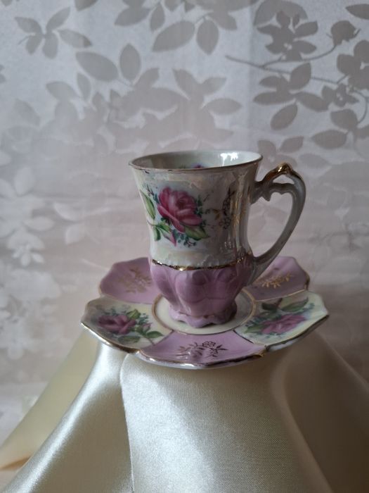 Porcelanowa filiżanka z motywem róży.