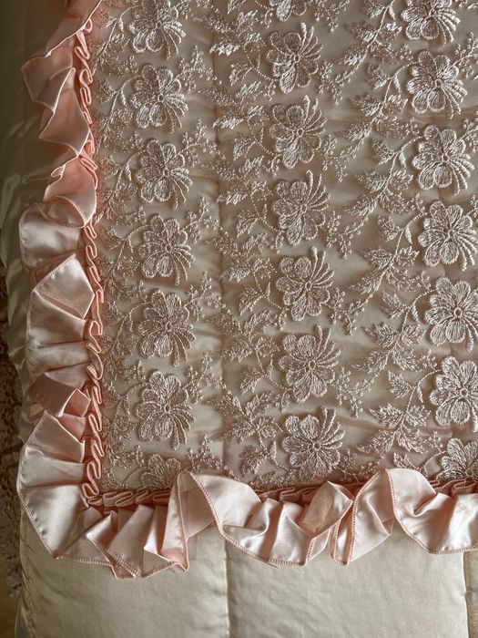 Colcha cama solteiro - estilo classico, cor salmão, em bom estado