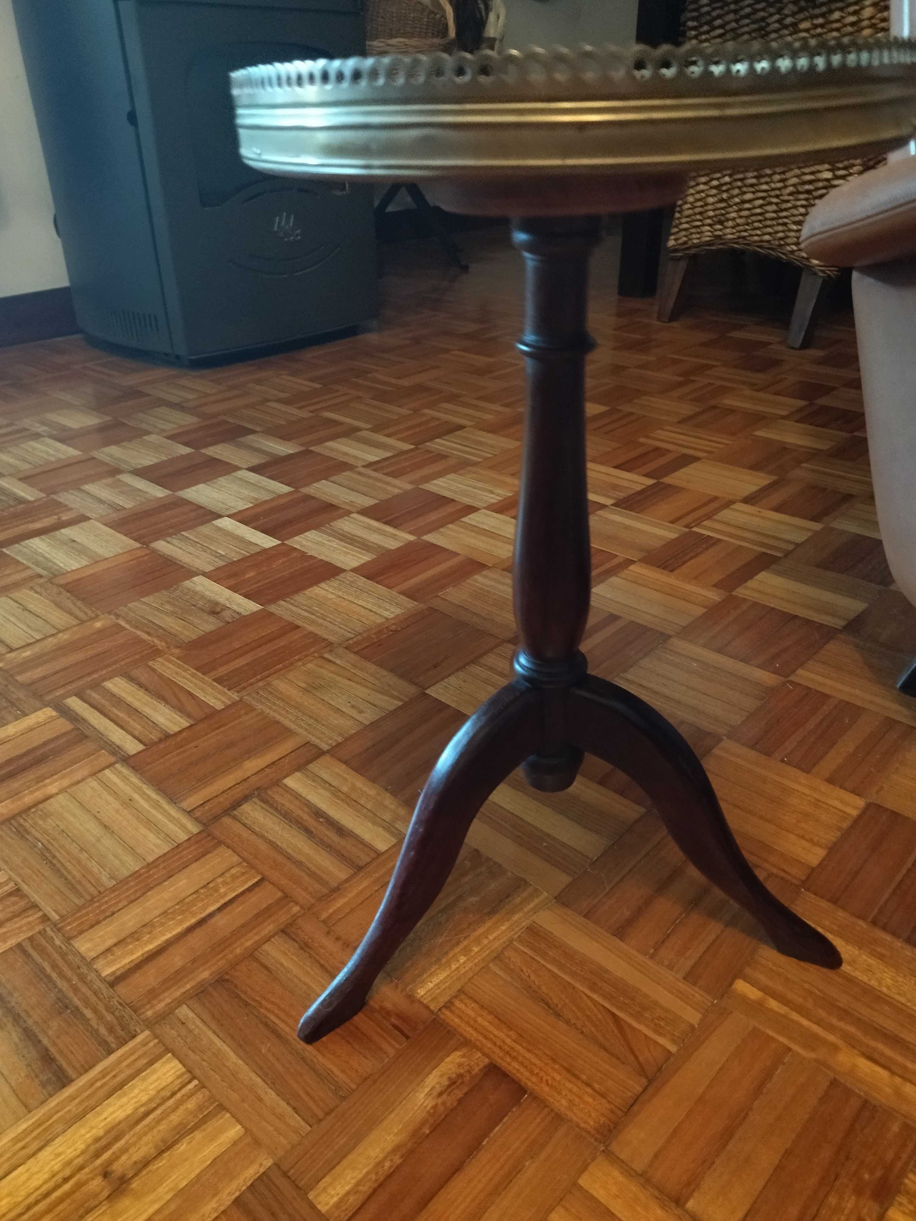 Mesa de apoio com pé de galo e tampo em mármore