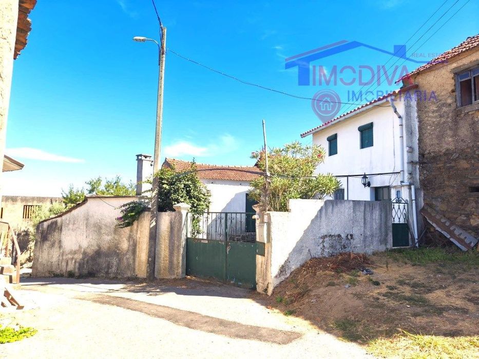 Moradia T2+1 habitável com casa de arrumos e terreno em Graça