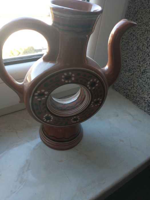 Wazon z różą i dzban ozdobny gliniany