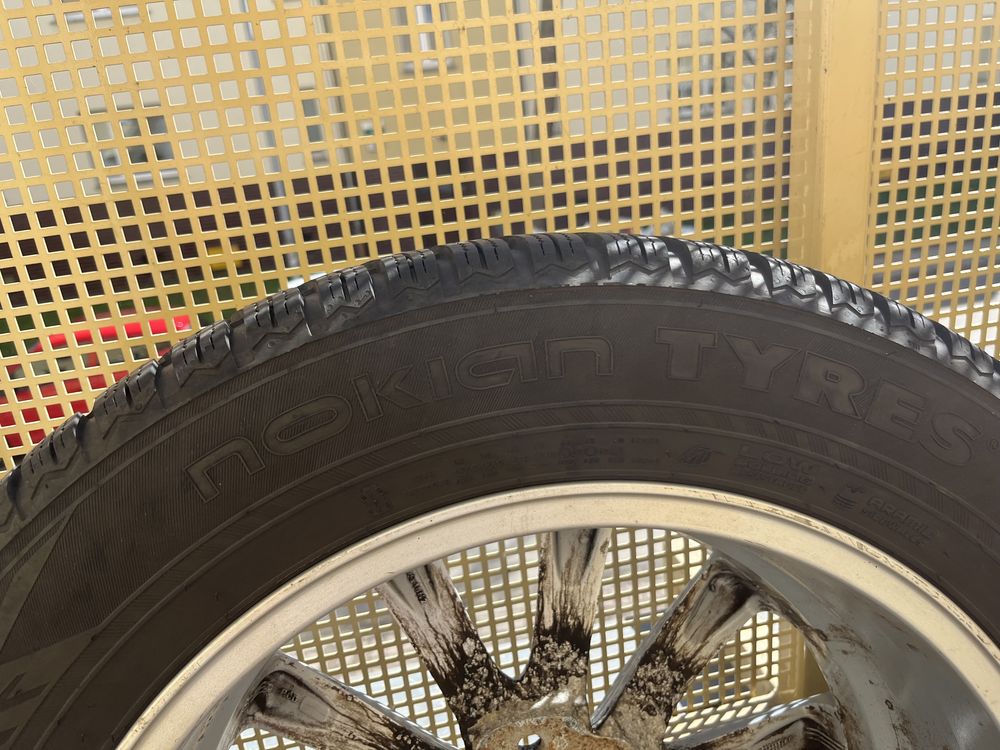 Felgi r18  z oponami zimowymi Nokian do Suv-a
