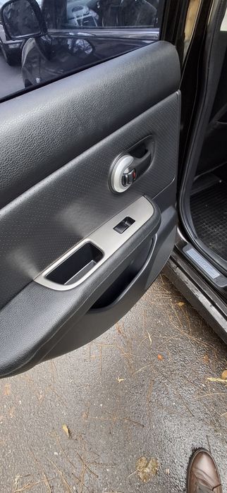 легковий автомобіль Нісан Тііда