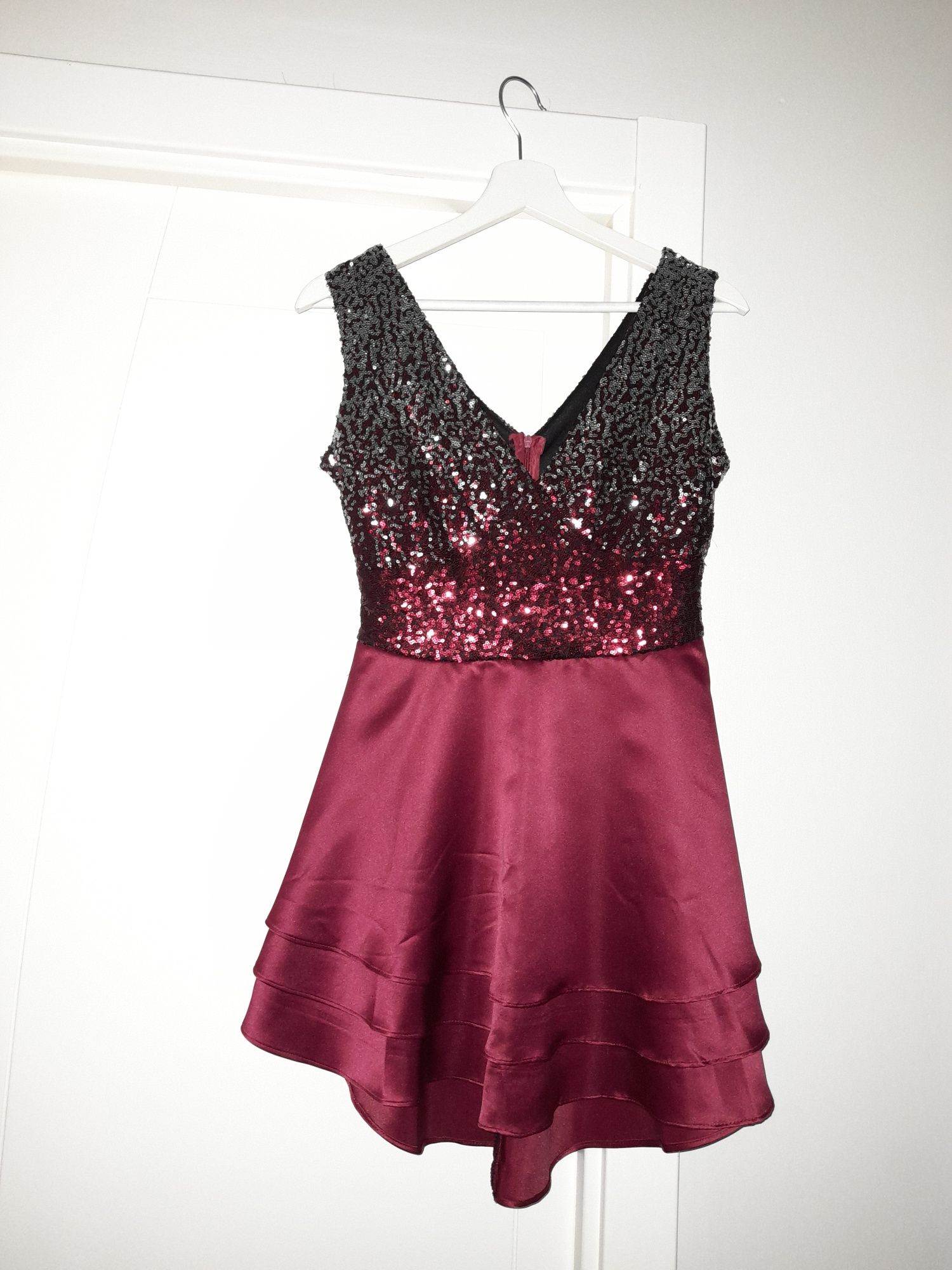 Vestido bordeaux com lantejolas