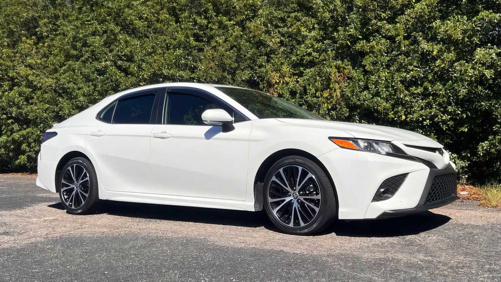 Toyota Camry SE      2020