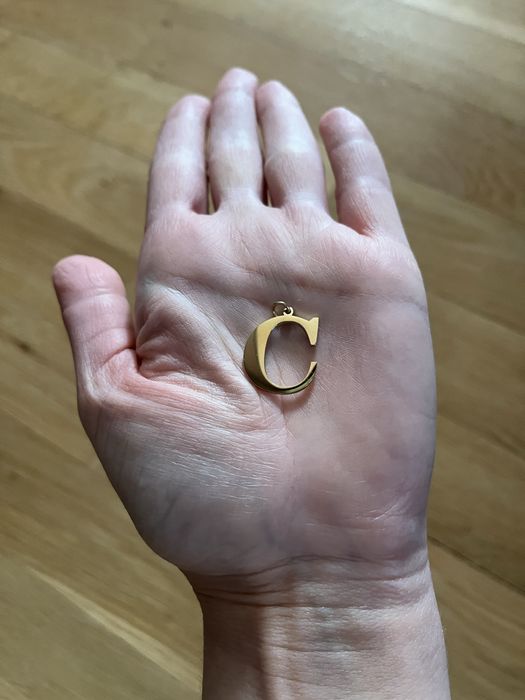 Przywieszka literka C złota stal szlachetna